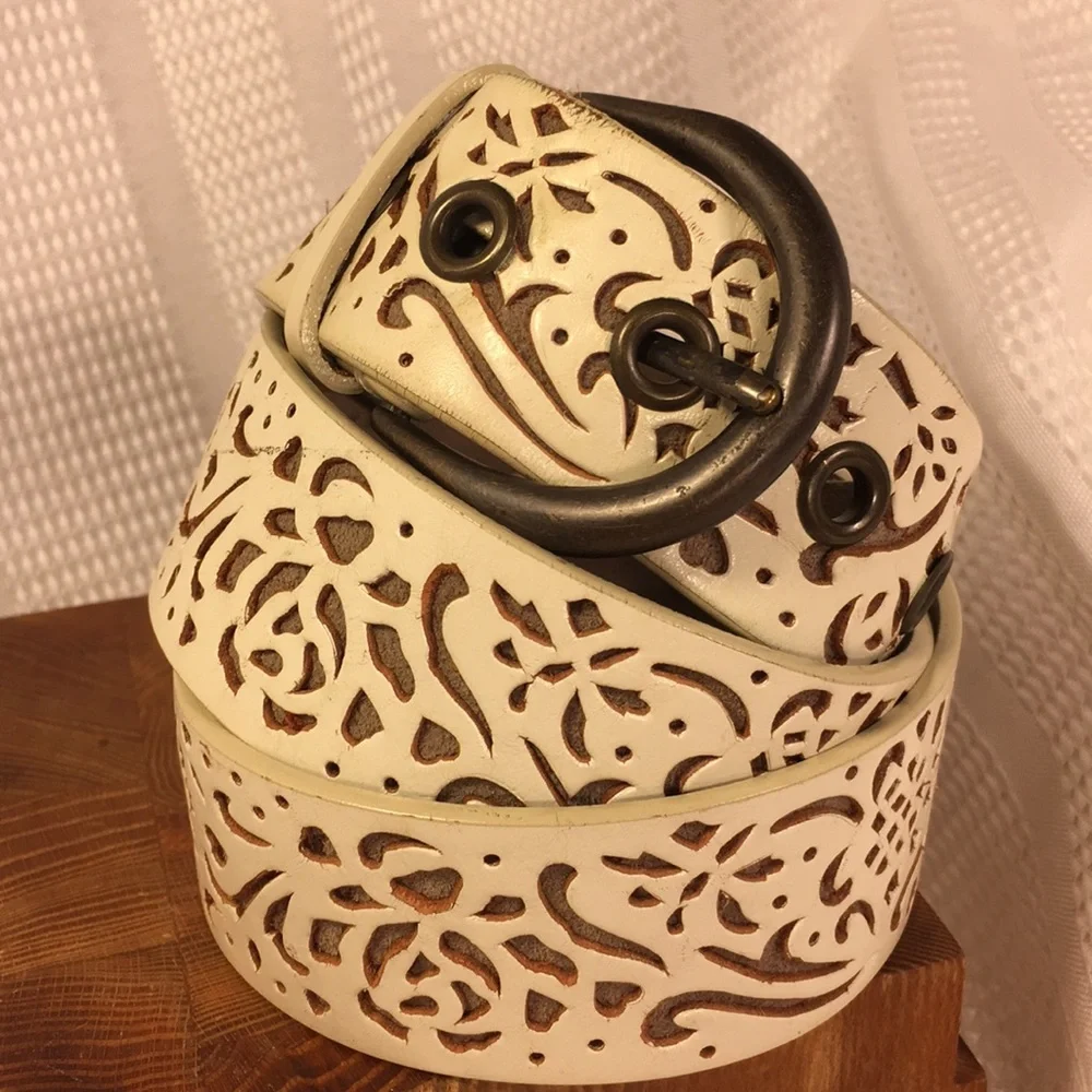 Fossil leather belt w/lasercut flower pattern soft